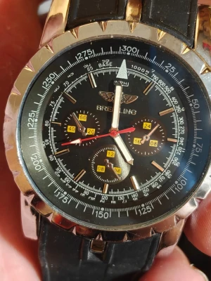 Braitling  - Visar tiden , känns som de är en billigare sorts klocka . 