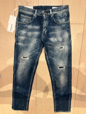 Dondup jeans Slim Fit - Dondup jeans med slitningar, blåa, inprincip helt nytt skick, med tags, dock är taggen av men medföljer vid köp såklart! | modell: DIAN / Slim fit nypris ligger runt 3000, säljer nu för 1499, bara att höra av er vid frågor eller funderingar 🤩