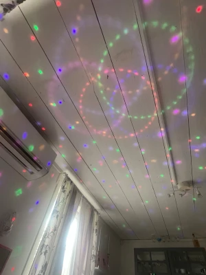 Discolampa med färgat ljus - Säljer en rund discolampa i plast med transparent kupol som sprider färgglada ljusmönster i rött, grönt och blått över rummet. Perfekt för att skapa feststämning hemma. Lampan har en cool, modern look och är enkel att använda.