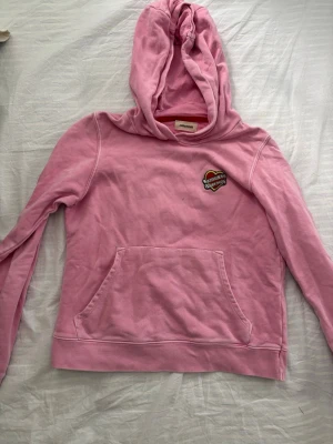 Rosa hoodie från Zadig et Voltaire - Skitsnygg rosa hoodie från Zadig et Voltaire i storlek xxs. Den har några små hål och fläckar (se bilderna) därav priset. Men det är inget man tänker på