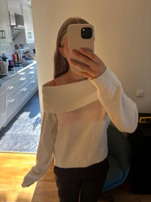 Vit off shoulder stickad tröja - Säljer en vit stickad tröja med bred off shoulder-krage och långa ärmar. Tröjan har ribbstickade muddar vid ärmslut och nederkant. Väldigt skönt material, nästan aldrig använd. Säljer pga att den aldrig kommer till användning. Storleken är 170 i barn men passar som xs/s.