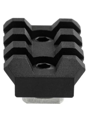 Svart Picatinny rail adapter 20mm - En svart Picatinny rail adapter i metall, perfekt för att montera tillbehör som sikten eller lampor på olika utrustningar. Adapterdelen har flera spår och en robust, kantig design. Monteras enkelt med skruvar.