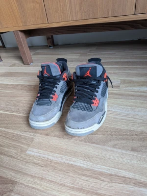 Jordan 4 - Tjena! Jag säljer ett par riktigt snygga jordan 4:or! Dem är i bra skick men har några defekter! De är självklart äkta✅ Skicka om du har några frågor😁