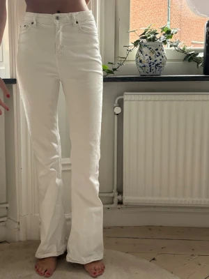 bootcut Jeans - Vita high waist jeans med hög midja!