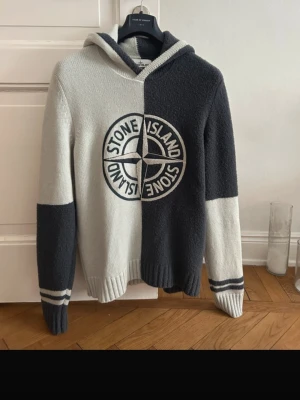Sällsynt Stone Island Hoodie, M - Säljer denna unika stone island hoodie!   Köp denna om du vill ha en limiterad edition från stone island som därtill är extremt snygg!   Storlek M  Nypris cirka 4900 kr