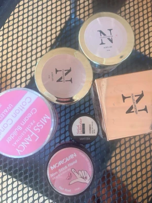 Nagelkit med geléer och builder gels - Säljer ett kit med olika nagelgeler och builder gels, akrylen gelé, nagel gel, Olivia i flera färger som rosa, vit och klar. Innehåller produkter från Morovan och Miss Fancy samt andra märken. Perfekt för dig som vill bygga eller förstärka naglar hemma. Kommer i burkar och små förpackningar.