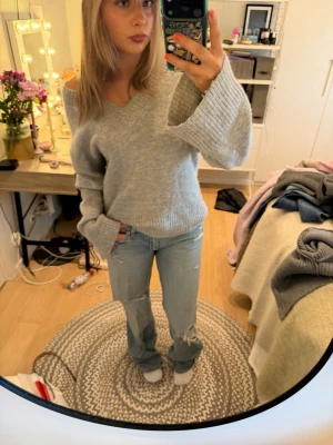 Grå stickad tröja vringad  - Så söt tröja!!