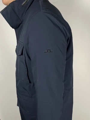 J.Lindeberg field jacket - 👕 Plagg: field jacket                                                                 📏 Storlek: M                                                                🏷️ Märke/Modell: J.Lindeberg                                           ✨ Skick: Fint skick                                                      💬 Vid frågor är det bara att skriva!                                                                                          🛍️ Gramenti