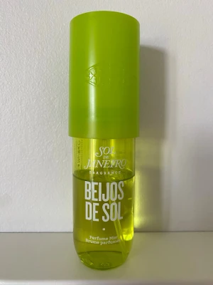 Sol de Janeiro Beijos de Sol  - Beijos de sol limited edition från Sol de Janeiros sommarkollektion 2024. Doftar så fräscht med noter av kokosmjölk, persikoskal och frangipani. 