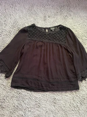 Svart blus  - En super söt svart blus med små detaljer, blusen är från vintage stories i storlek 158 men den är väldigt rymlig, har ingen aning om vad ny pris är så säljer för ett mycket rimligt pris!☺️ 