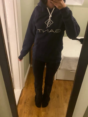 Marinblå vintage GANT hoodie - Detta är den gamla modellen av gant hoodie som ej säljs längre. Äkta gant
