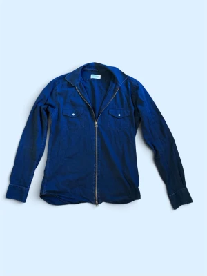Tunn Overshirt/skjorta från John Henric - En tunnare Overshirt från John Henric. Nyskick utan några skavanker   Hör av er vid någon fråga🙌