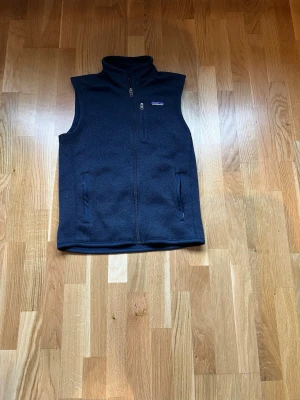 Patagonia fleece väst  - Hej säljer en fin Patagonia fleece väst i mörk blå otroligt bra skick, Storlek S hör av er vid frågor 😊