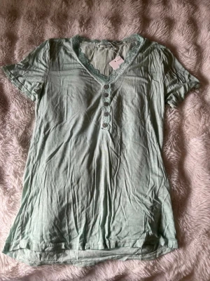 turkos spets topp - säljer en jättegullig topp med spets på. den är helt ny med prislapp och oanvänd. köpt i paris! storleken är S. det är tunt material och den sitter lite löst på mig som har xs i storlek.🩵