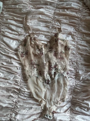 Blommig spetsbody med tunna band - Sååå fin body från intimissimi som endast använts en gång alltså är den så god som ny!! 💞