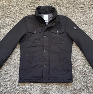 J Lindberg Field Jacket - Säljer denna riktigt feta j Lindeberg field jacketen!⭐️Skick : Liten reva på loggan annars mycket fint!🙌Storlek M!⭐️NYPRIS = 4000kr! Hör gärna av er om ni har funderingar!👍