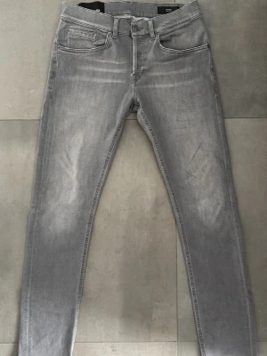 Dondup Jeans - Klassiska gråa jeans, svåra att hitta enkla och snygga.