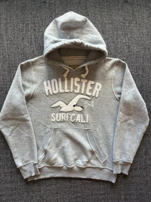 Hollister hoodie ~ 2000’s YK2 - Säljer nu denna sjukt snygga Hollister hoodien | st L ~ 175–185cm | sitter som M | passar perfekt nu till kyligare dagar! Modellen produceras inte längre och är därav väldigt sällsynt. Kan även gå ner lite i pris vid snabb affär🍁🫶