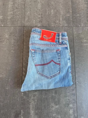 Jacob cohën 688 - Jacob cohën jeans i modellen 688. Fint skick. Storleken är 32. 