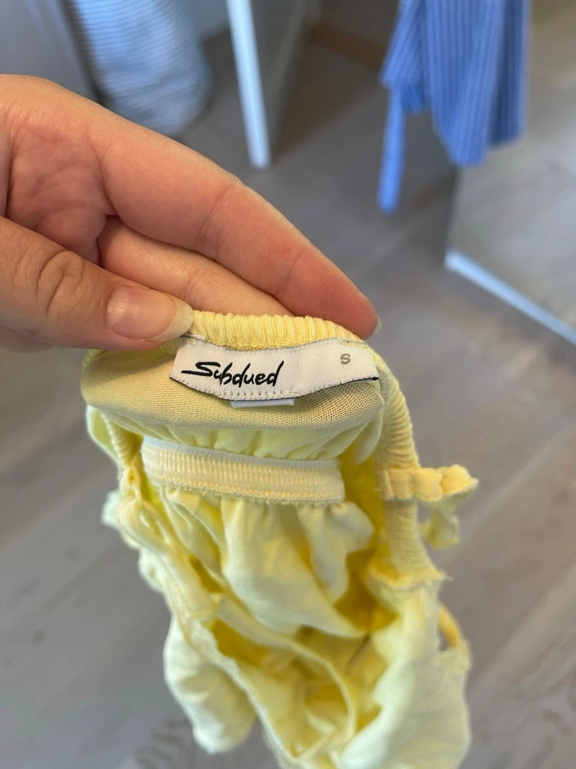 Gul linnetopp med spets från Subdued - 1