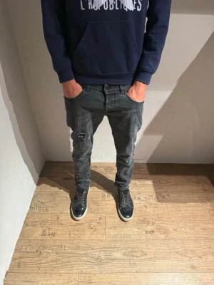 Dondup George jeans  - Dondup George jeans i storlek 35|| Modellen är 185 70/75kg|| perfekt nu inför hösten🍁