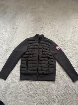 Mörk grå cardigan C.G - Snygg C.G cardigan. Pris kan diskuteras.