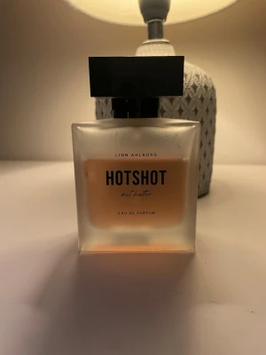 Hotshot but hotter Eau de Parfum 50 ml - Hotshot Eau de Parfum från Linn Ahlborg. Doften är elegant och doftar mycket gott. Säljer den då den inte kommer till användning, då jag inte får använda parfym på arbetet. Cirka 60-70% kvar. Passar perfekt till både vardag och fest!