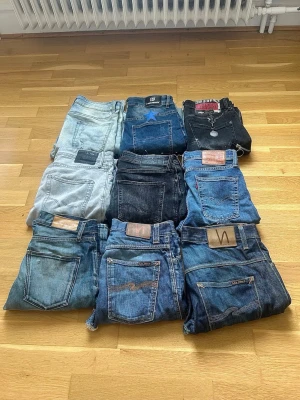 Massa jeans - Tjena, säljer nu 9 par jeans, märken som nudie, acne, dsquared2, levis osv. Olika modeller o storlekar på alltihop. Hör av dig vid intresse eller frågor så snackar vi pris.