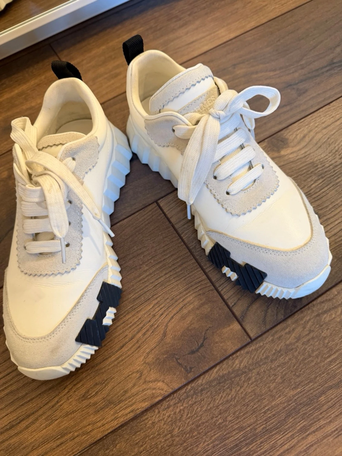 Vita sneakers med svarta detaljer H - 2