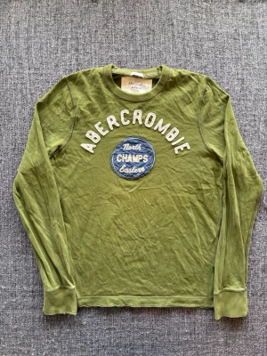 Abercrombie & fitch longlseeve ~ vintage  - Säljer nu denna sjukt snygga Abercrombie & Fitch longsleeven | st L ~ 180–190cm | passar perfekt nu till kyligare dagar! Modellen produceras inte längre och är därav väldigt sällsynt. Kan även gå ner lite i pris vid snabb affär🍁🫶
