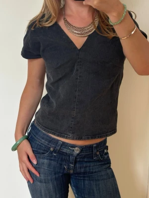 Svart v-ringad topp i denimlook -  Unik jeans, topp som passar runt S. Sydd av mig! 🩷