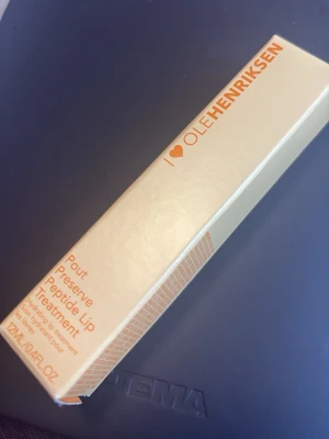 Ole Henriksen Pout Preserve Läppbalsam - Fräscht läppbalsam från Ole Henriksen i doften Citrus Sunshine. Kommer i en ljusgul och orange förpackning med modern design. Innehåller 12 ml och är ett peptidbaserat lip treatment som ger näring och mjukhet till läpparna.