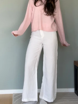 Vita vida linnebyxor - Så fina, lite korta för mig som är 171cm. Midjemått 32 och innebenslängd 71cm. 