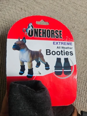 ONEHORSE tasskydd XS till hund - Säljer ett par svarta tasskydd från ONEHORSE i storlek XS. De har fodrad insida av fleece, mockasula, PVC-överdrag och reflexdetaljer. Justerbara straps och stickad mudd för bra passform. Perfekta för att hålla tassarna varma och torra i alla väder. 2 Tass-skydd i varje förpackning och jag har två förpackningar ute fördelat på två annonser