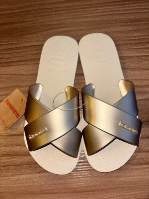 Havaianas slides - Havaianas slides, helt nya och oanvända! Fick i present från Portugal men det blev fel storlek 🌸STORLEK 35-36