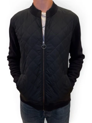 Barbour cardigan - En mycket stilren cardigan från Barbour i storlek L. Modellen är 186 cm och den är i mycket fint skick. Passar perfekt inför hösten! Hör av dig vid frågor :) 