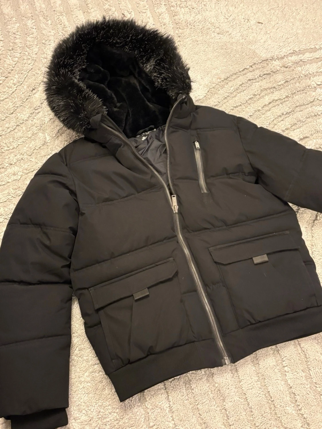 Svart pufferjacka med fuskpäls - 1