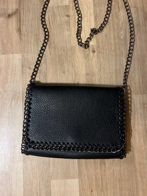 Svart kedjeväska i konstläder - Snygg svart •Stella McCartney liknande• handväska💞 Kedjan är lite avskavd och inte längre helt silvrig- se sista bilden