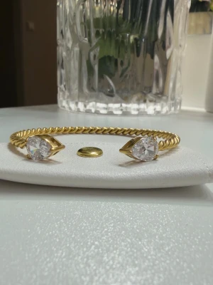 18k guldpläterad justerbar armband  - Rostfritt stål, guldpläterat, vattentåligt och allergivänligt 