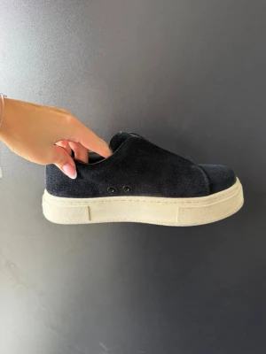 Svarta sneakers från Eytys - Säljer ett par svarta sneakers i mockaliknande material från Eytys. Mycket fint skick!! Knappt använda!