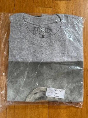 Grå Kylie x Calabasas T-shirt  - Grå Kylie Jenner X calabasas T-shirt i storlek M. Tröjan är helt oanvänd och ligger i sin original påse - inte ens testad.