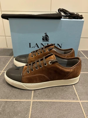 Lanvin DBB1 Sneakers - Tja, säljer dessa Tvärfeta Lanvin skor i nästan helt nytt skick! Tillbehör; låda, Dustbag och nya skosnören! Nypris cirka 5300kr. Hör av er vid fler frågor🤝