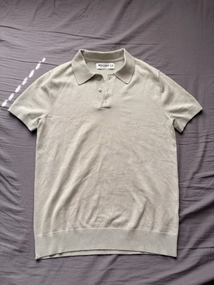 Pull & Bear - Ljusgrön piké från Pull & Bear i storlek XS (herr). I nyskick.