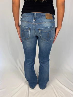 Lågmidjade Jeans - Superfina lågmidjade Fornarina Jeans | Storlek 27 | Jättefint skick | Jag är 168cm lång och väger 60kg | Ytterbenslängd: 100cm. Midjebredd: 38cm. Lårbredd: 25cm. Fotöppning: 22cm. Kontakta mig vid fler frågor eller funderingar!🩵🩷