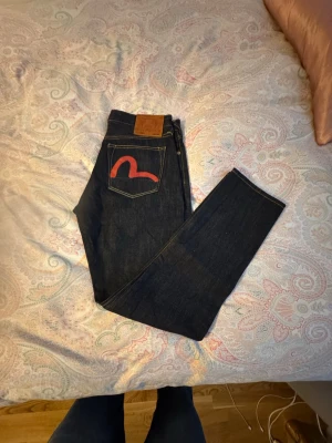 Evisu jeans  - Tyo helt oanvända Evisu jeans, storlek 29x34. Pris kan diskuteras 