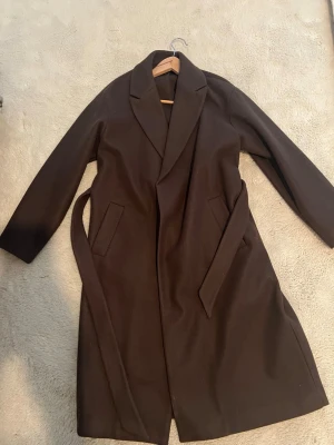 Brun fin kappa ! - Säljer min fina bruna kappa i storlek XS , inga defekter . Passar mig som normalt storek S.