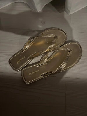 Guldiga sandaler från Bershka -  Köpta för 300kr för några veckor sen