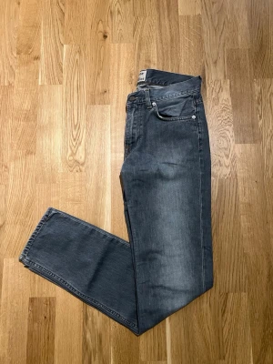 Acne Jeans - Storlek 31/32 - Jeans från Acne Studios, passformen är Slim-Fit. Storlek Waist 31 / Lenght 32. Nyskick, inga skador/slitage. Hör av dig vid intresse/frågor. PRIS KAN DISKUTERAS!
