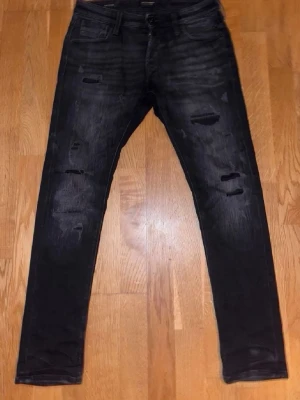 2 par Jack and Jones jeans  - Säljer dessa 2 Jack and Jones jeans tillsammans för 350 kr fast pris. Storlek L30 w27 men passar bättre i lite större W som 29-30. 