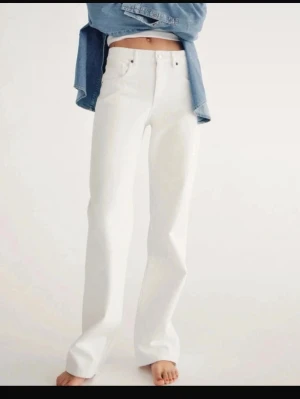 Zara jeans - Vita jeans från Zara i storlek 38💕 typ aldrig använda. Passformen är full lenght straight jeans. Säljer då jag fick fel storlek💞